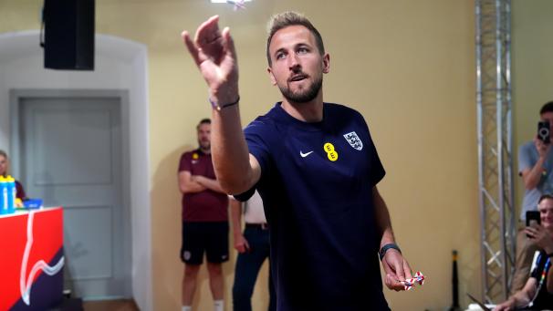 <p>Treffsicher an der Dartscheibe – und auch auf dem Platz? Harry Kane schoss für England bisher nur ein Tor bei der EM.</p>