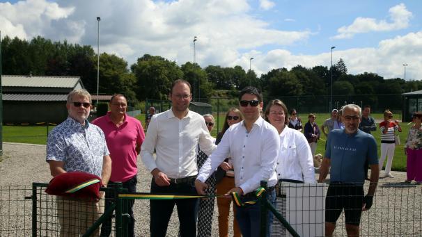 <p>Banddurchtrennung v.l;N.r. Oppositionsführer Jean-Maire Blaise, Bürgermeister JP</p>