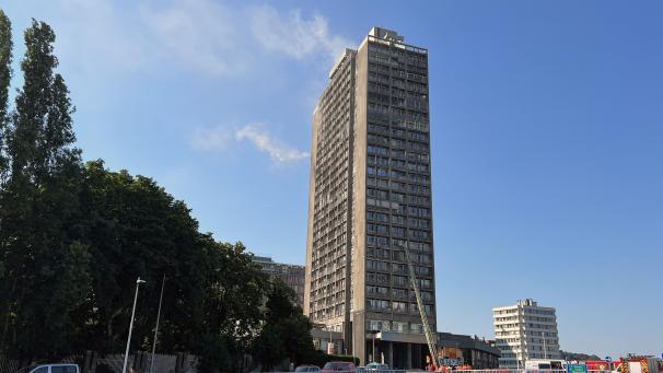 <p>Ein Brand in den oberen Stockwerken des Kennedy-Towers sorgte am Montagnachmittag für einen Großeinsatz der Lütticher Feuerwehr.</p>