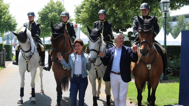 <p>Inmitten der Pferde: Monica Theodorescu, Bundestrainerin der deutschen Dressurreiter, und Otto Becker, Bundestrainer der deutschen Springreiter.</p>