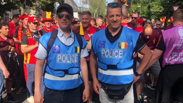 <p>Der Eupener Polizist Eric Hellebrandt (links) – hier zu sehen mit einem belgischen Kollegen – begleitet die Fans der Fußball-Nationalmannschaft bei der Europameisterschaft in Deutschland. Am Mittwoch ist er auch in Stuttgart wieder im Einsatz.</p>