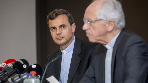 <p>Luc Terlinden (l.), Erzbischof von Mecheln-Brüssel, und sein Vorgänger Jozef De Kesel.</p>