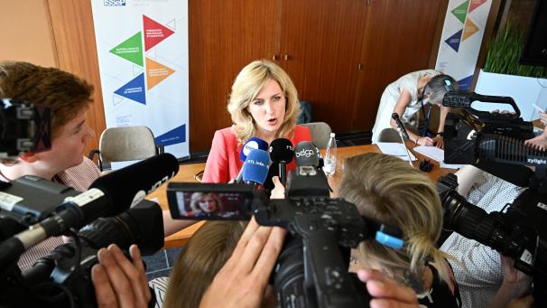 <p>Im Kreuzfeuer: Umweltministerin Céline Tellier (nach Bekanntgabe der Bluttestergebnisse)</p>