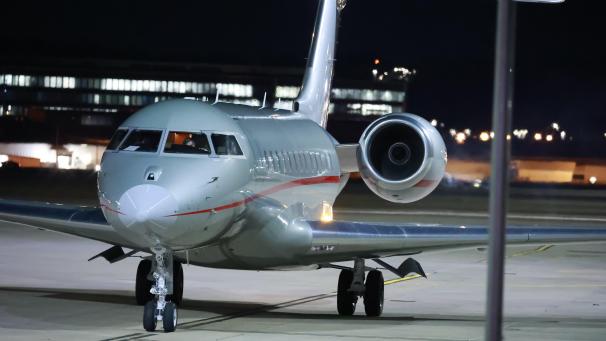 <p>Das Flugzeug mit WikiLeaks-Gründer Julian Assange an Bord landet auf dem RAAF-Luftwaffenstützpunkt Fairbairn in Canberra.</p>