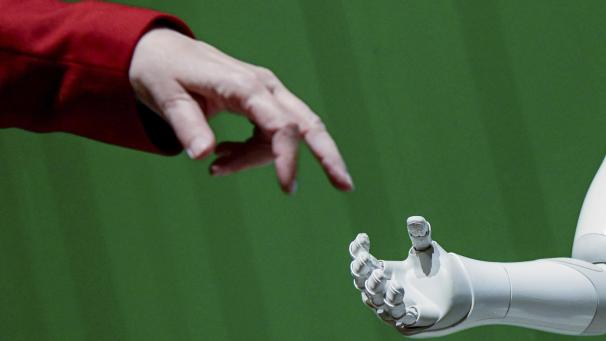 <p>Die Entwicklung der Künstlichen Intelligenz (KI) steht erst am Anfang. Dennoch sind die Auswirkungen bereits in vielen Lebensbereichen spürbar.</p>