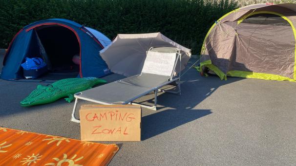 <p>Der Hof der Kaserne wurde mit Zelten und Liegestühlen bestückt.</p>