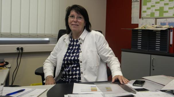 <p>Karin Plumacher an ihrem Schreibtisch im Schulgebäude: Am Freitag verabschiedet sich die Direktorin der KAE-Grundschule in den Ruhestand.</p>