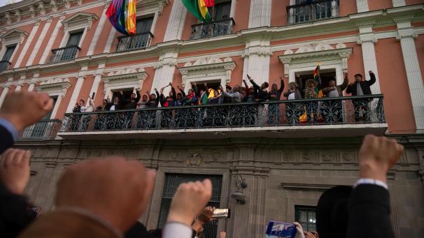 <p>Der bolivianische Präsident Luis Arce begrüßt seine Anhänger auf einem Balkon des Regierungspalastes. Soldaten hatten am Mittwoch während eines Putschversuchs den Platz vor dem bolivianischen Regierungspalast eingenommen.</p>