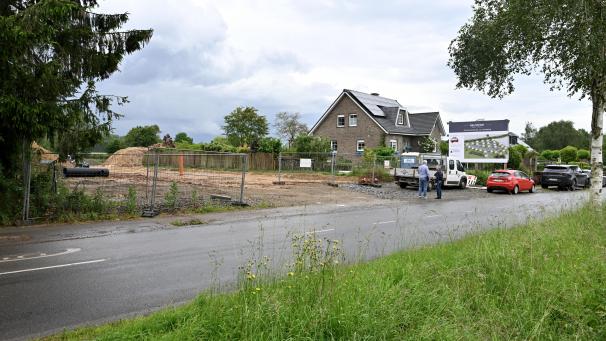 <p>Blick auf die neue Parzellierung „Neuweide“ im Raerener Ortsteil Belven: Hier wird die Infrastruktur für 26 Baugrundstücke geschaffen.</p>