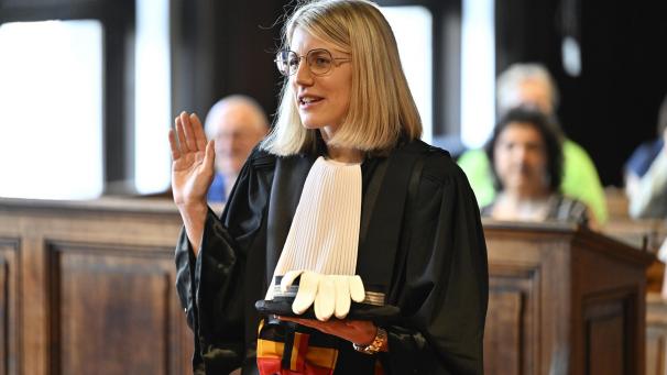 <p>Jana Hoffmann leistet in Lüttich ihren Eid als neue Richterin am Gericht Erster Instanz in Eupen.</p>