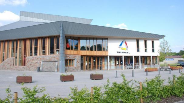 <p>Bürgermeister Herbert Grommes stellt im Stadtrat den Jahresabschlussbericht 2023 der AGR Triangel vor.</p>