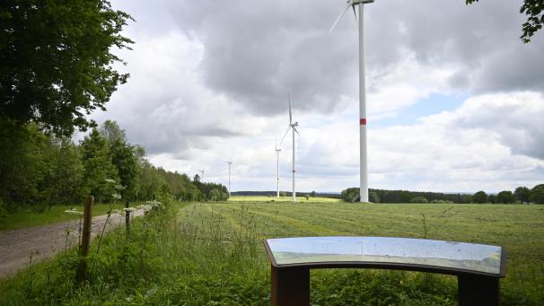 <p>In der Sache, nämlich dass der Windpark Emmelser Heide erweitert werden soll, sind sich Mehrheit und Opposition im St.Vither Stadtrat einig, nicht jedoch, wenn es um die (finanziellen) Bedingungen dieses Ausbaus um vier Windkraftanlagen geht.</p>