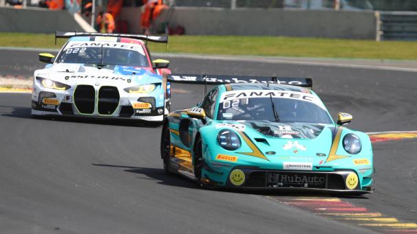 <p>Bei der Zeitenjagd in Spa-Francorchamps geht es eng zu: Hier Laurens Vanthoor (Porsche) aus Zolder vor Charles Weerts (BMW) aus Aubel.</p>