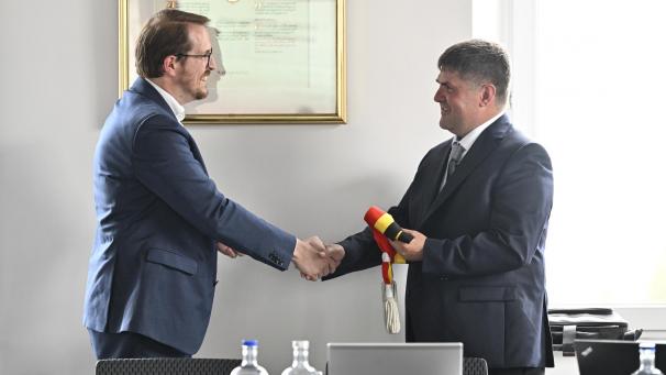 <p>Stabübergabe: Jérôme Franssen wechselt als Bildungsminister zur DG und übergibt die Bürgermeisterschärpe an seinen Nachfolger Mario Pitz (r.)</p>
