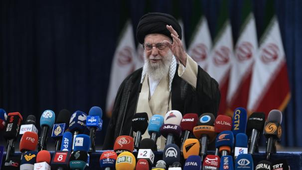 <p>Irans Religionsführer Ajatollah Ali Chamenei winkt den Medien zu, nachdem er seine Stimme bei den Präsidentschaftswahlen abgegeben hat. Rund 61 Millionen Wählerinnen und Wähler sind in der Islamischen Republik dazu aufgerufen, einen neuen Regierungschef zu wählen.</p>
