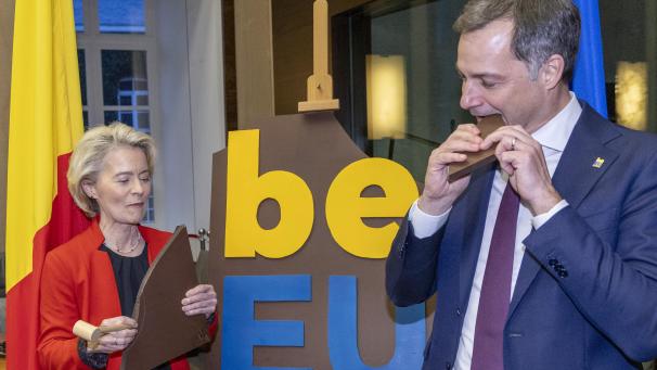 <p>Premier Alexander De Croo und EU-Kommissionsvorsitzende Ursula von der Leyen bei einer Veranstaltung zum Start der belgischen EU-Präsidentschaft im Januar</p>