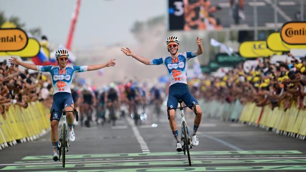 <p>Bardet konnte sich am Ende der ersten Etappe gegen seinen Teamkollegen Frank Van den Broe durchsetzen.</p>