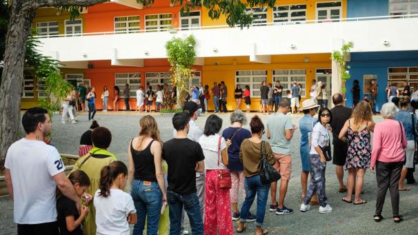 <p>Menschen stehen vor einem Wahllokal im Stadtteil Magenta Schlange, bevor sie ihre Stimme während der ersten Runde der französischen Parlamentswahlen in Noumea, dem ersten Wahlbezirk des französischen Pazifikterritoriums Neukaledonien, abgeben.</p>