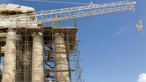 <p>Der Parthenon Tempel auf der Akropolis in Athen ist von einem Baugerüst und einem Baukran für Restaurationsarbeiten umgeben.</p>