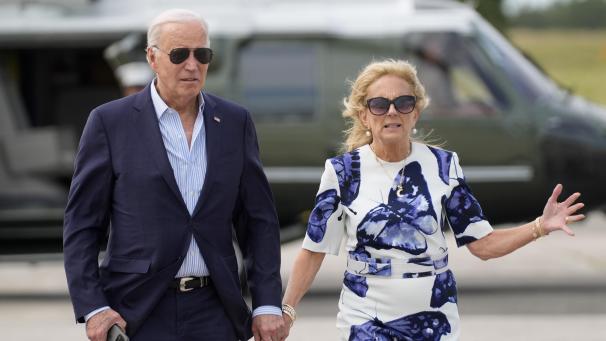 <p>US-Präsident Joe Biden und First Lady Jill Biden kommen mit der Marine One am East Hampton Airport in East Hampton, N.Y. an.</p>