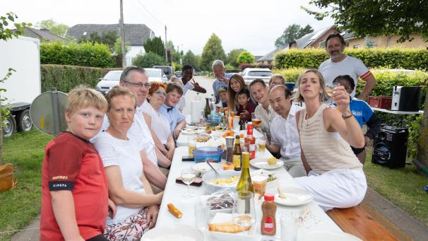 <p>In zahlreichen Straßen in Eupen wurde am Samstag die Weiße Tafel zelebriert.</p>