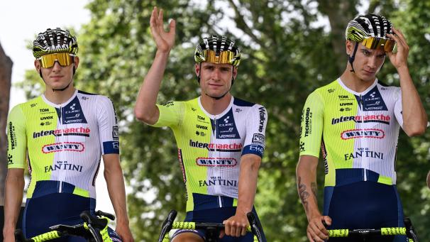 <p>Laurenz Rex (mitte) bei seiner Vorstellung in Florenz.</p>