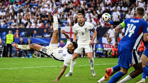 <p>Das Bild zeigt sein Traumtor: Jude Bellingham und später Harry Kane schossen England am Sonntag ins Viertelfinale.</p>