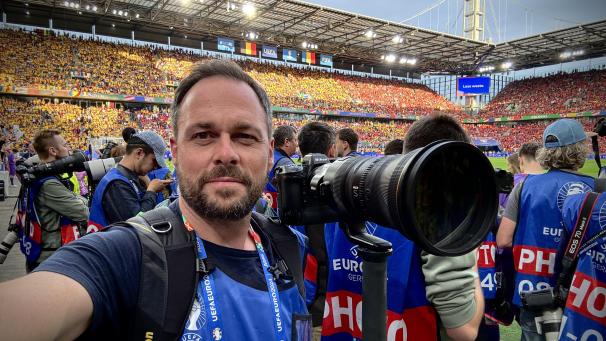 <p>Mit professioneller Ausstattung und feinem Händchen: Fotograf David Hagemann war bei der EM ganz nah dran.</p>