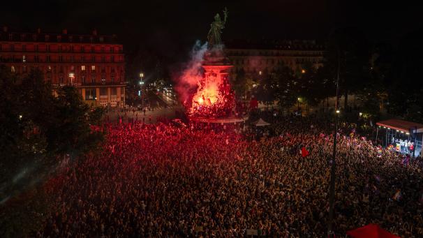 <p>Menschen versammeln sich auf dem Platz der Republik während einer Demonstration gegen die rechtsnationale Rassemblement National, die in der ersten Runde der Parlamentswahlen einen deutlichen Vorsprung erzielte.</p>
