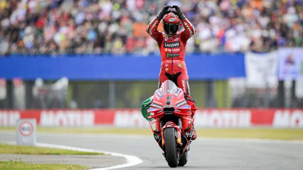 <p>Francesco Bagnaia auf der Ehrenrunde in Assen.</p>