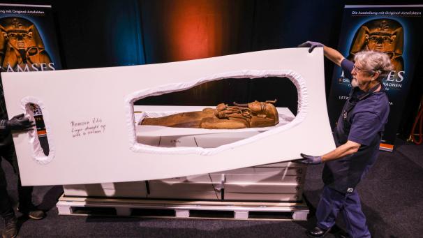 <p>Mitarbeiter des Museums enthüllen den Sarg von Ramses II.</p>