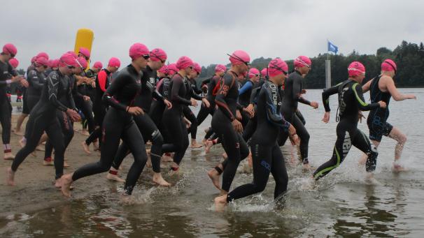 <p>Bei nur 18 Grad Wassertemperatur war ein Neoprenanzug am Sonntag Pflicht. Hier der Start der Damen, die Männer folgten fünf Minuten später.</p>