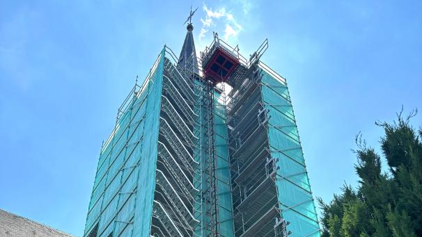 <p>Der Walhorner Kirchturm ist rundum eingerüstet. Hinter den Abdeckungen wird das Bauwerk aufwendig saniert.</p>