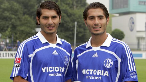 <p>Zum Verwechseln und wieder vereint: Die Zwillinge Halil (links) und Hamit Altintop posieren am 7. Juli 2006 auf dem Trainingsgelände des FC Schalke 04 in Gelsenkirchen bei der offiziellen Mannschaftsvorstellung. Halil war damals gerade vom Bundesligaabsteiger 1. FC Kaiserslautern zum Revierklub gewechselt.</p>