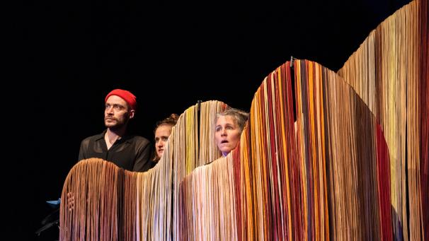 <p>Immer dann, wenn es keine Hoffnung gibt, suchen die dreiSpieler gemeinsam danach.</p>