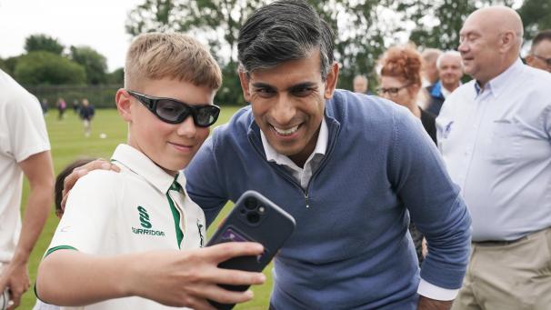 <p>Rishi Sunak, konservativer Premierminister von Großbritannien, macht ein Foto bei seinem Besuch im Nuneaton Cricket Club während seiner Wahlkampftour.</p>