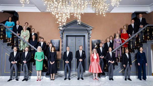 <p>König Willem-Alexander (Mitte r.) und Premierminister Dick Schoof (Mitte l.) mit den neuen Ministern und den neuen Staatssekretären bei einem Fototermin im Palast Huis ten Bosch.</p>