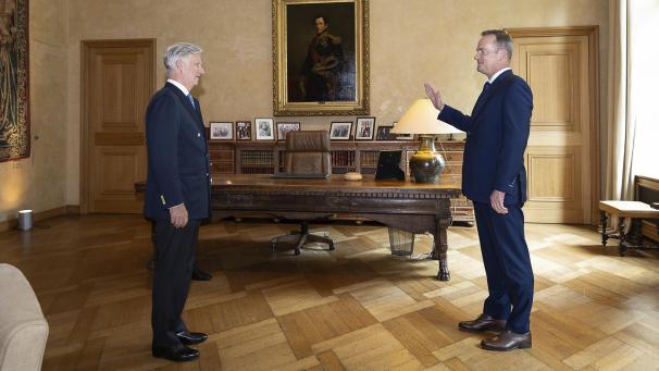 <p>König Philippe (l.) und Ministerpräsident Oliver Paasch (ProDG) während der Eidesleistung.</p>