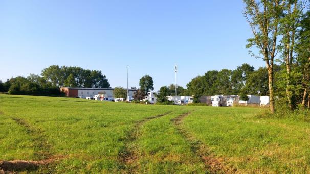 <p>Auf dem Gelände hinter der Mehrzweckhalle in Kettenis, dort, wo Mitte Juni noch die Fahrzeuge der Kirmesschausteller geparkt waren, soll die neue Dorfschule entstehen.</p>