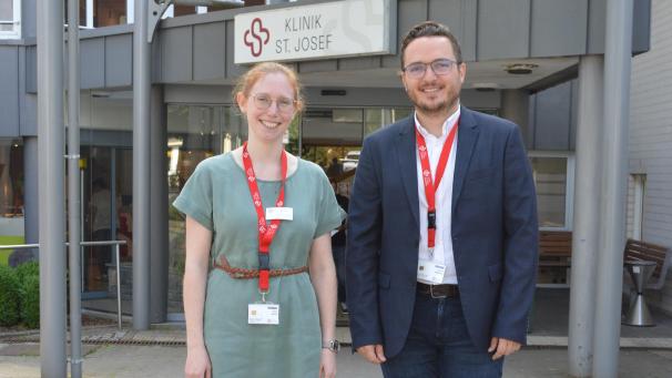 <p>Isabel Meyer, interne Koordinatorin des Masterplans Eifel, und Direktor Gaëtan Dumoulin kündigen an, dass durch den Umbau der Klinik St. Josef keine Dienste verschwinden werden.</p>