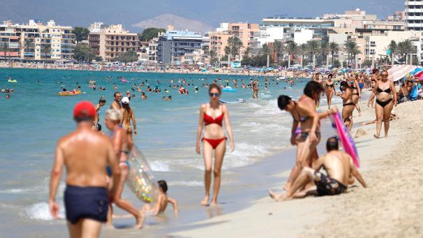 <p>Menschen sonnen sich und schwimmen am Strand von Arenal auf Mallorca: Wenn es um den Sommerurlaub geht, favorisiert der Ostbelgier in diesem Jahr das Mittelmeer.</p>