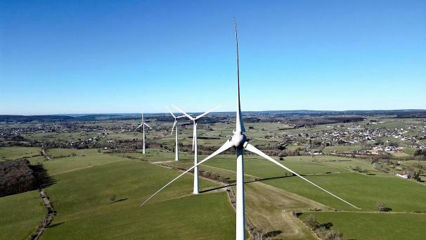 <p>Neben dem Windpark Oberhart (Foto) soll nun 2027 ein Windpark mit vier bis fünf Turbinen nahe der Autobahn E 42 im Wolfsbusch errichtet werden.</p>