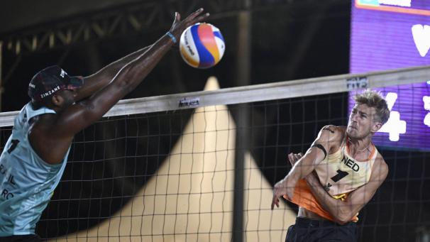 <p>Der umstrittene Beachvolleyballer Steven van de Velde (r.)</p>