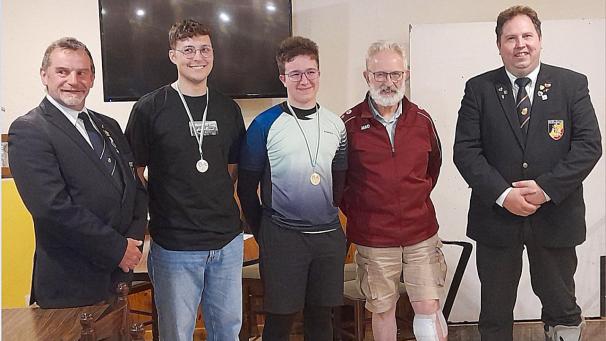 <p>Siegerehrung der Jugend-Herren (von links): Roger Louis (URSTBF) Jens Theodor aus Rodt (2.), Lucien Musick (1.), Richard Hoffmann (RSFO) und Kurt Meyfroid (VSK).</p>