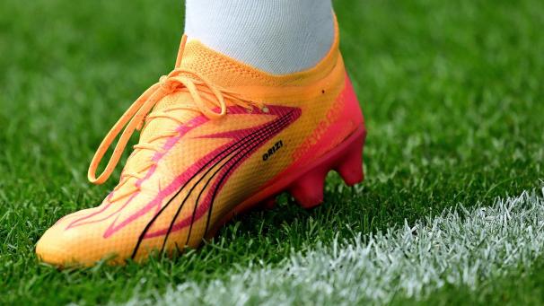 <p>Fußball guckt man im Stadion – oder an einem Bildschirm irgendwo in der weiten Welt.</p>