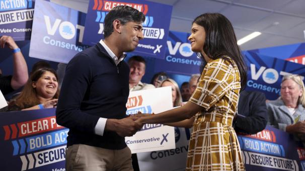 <p>Der britische Premierminister Rishi Sunak und seine Frau Akshata Murty im Romsey Rugby Club während einer Wahlkampfveranstaltung.</p>