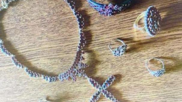 <p>Wer kann Angaben zu den gestohlenen Schmuckstücken machen?</p>