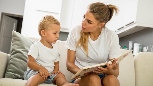 <p>Sich übers Vorlesen dem Thema nähern: Es gibt auch Kinderbücher, die das Thema psychische Erkrankungen für kleine Kinder aufbereiten.</p>