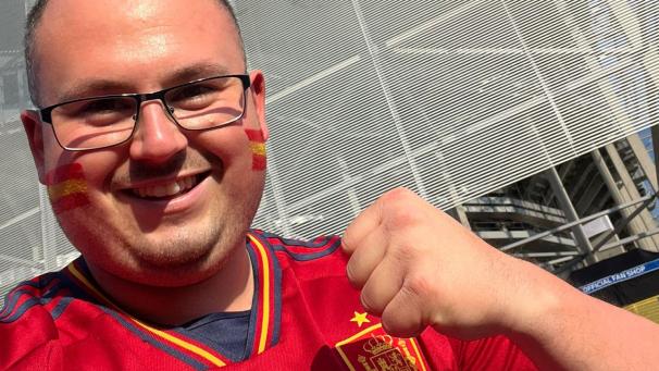 <p>Der 28-Jährige trägt sein Spanien Trikot mit Stolz.</p>