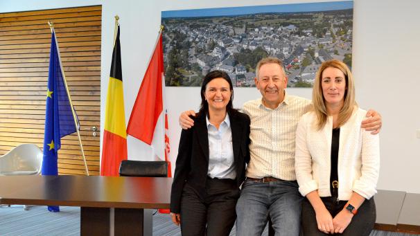 <p>Schöffin Anne-Marie Hermann (r.) ist froh, dass Monique Foeteler (l.) die Nachfolge von Dieter Keller (Mitte) antritt.</p>